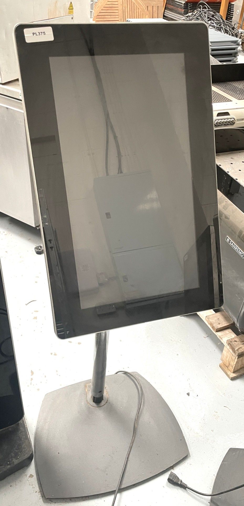 1 x Digital Advertisement Signage Screen with Audio and WiFi - Powered by Android - Floor Mounted