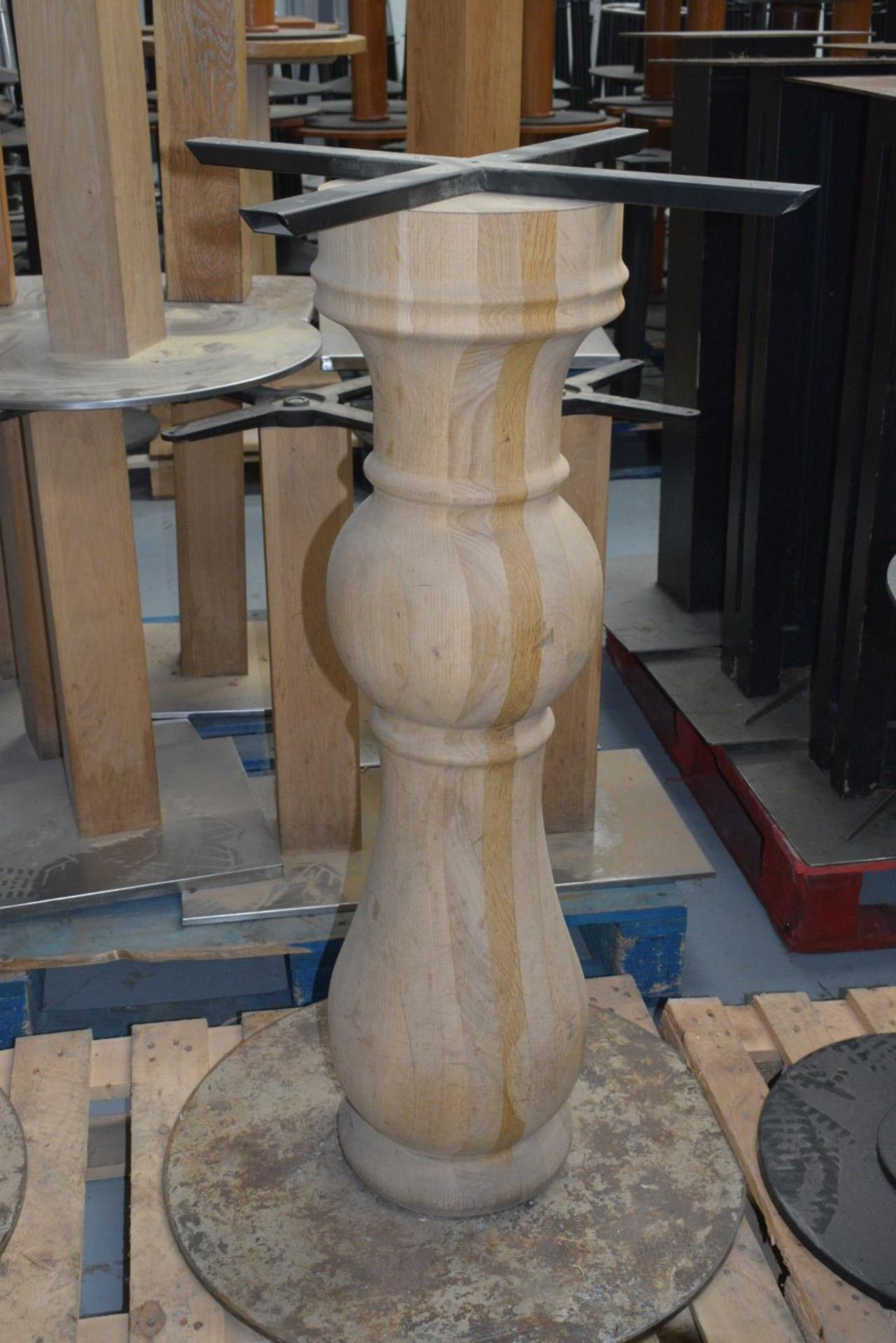 2 x Large Pedestals for Bar Tables Featuring Natural Wooden Columns - Dimensions: H106cm with a 60cm - Image 5 of 12