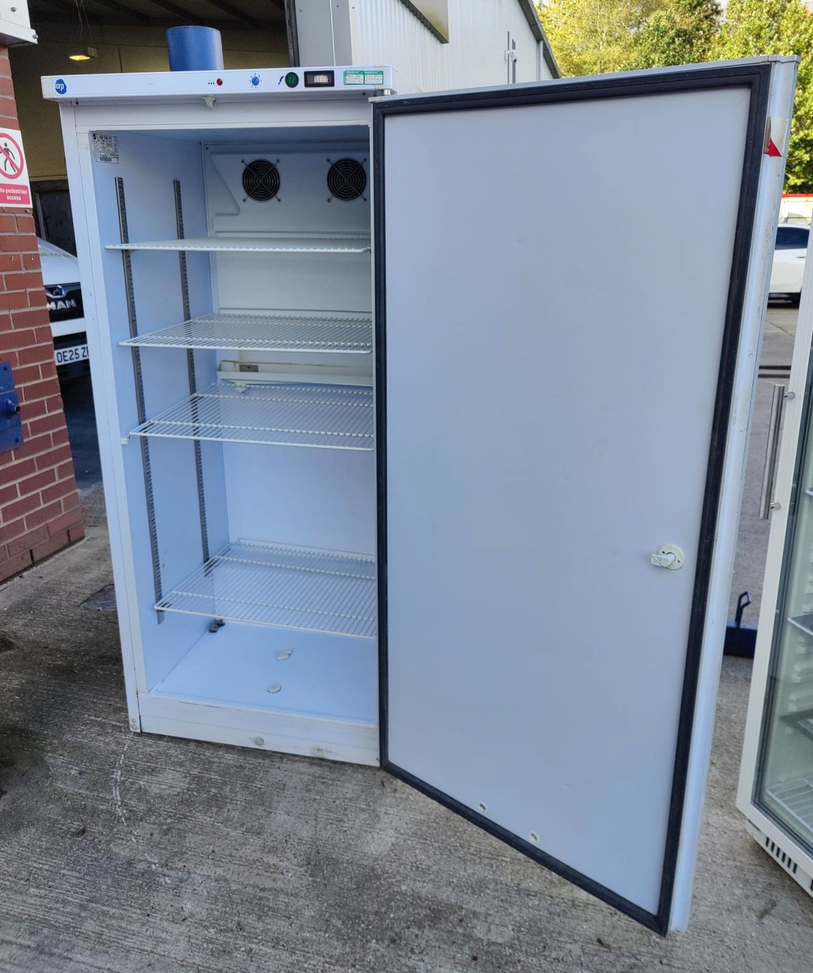 1 x Iarp AB500PV Upright Single Door Commercial Refridgerator - Dimensions: H170 x W77 x D72 cms - - Image 2 of 13