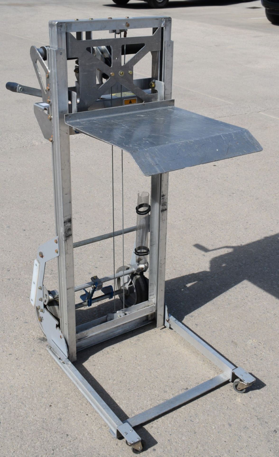 1 x Genie Load Lifter Platform Lift - Ideal for Couriers, Warehouses or Workshops - Max Load - Image 4 of 20