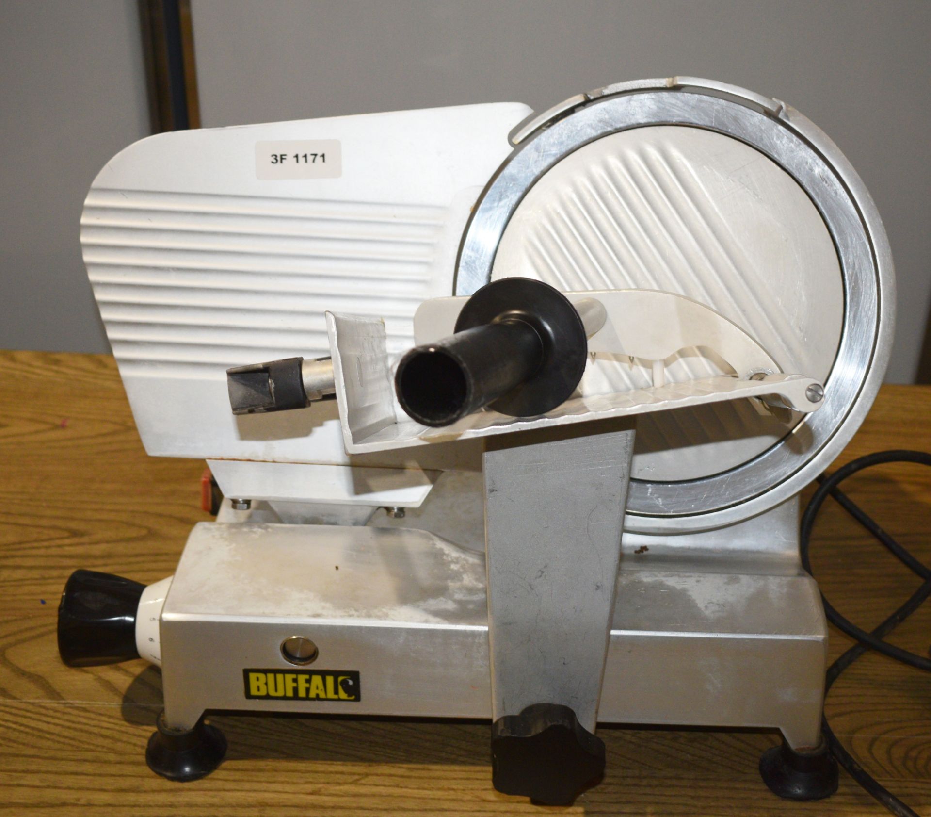 1 x Buffalo Countertop Meat Slicer - 240v - Ref: 1171 - Removed from a Restaurant Environment -