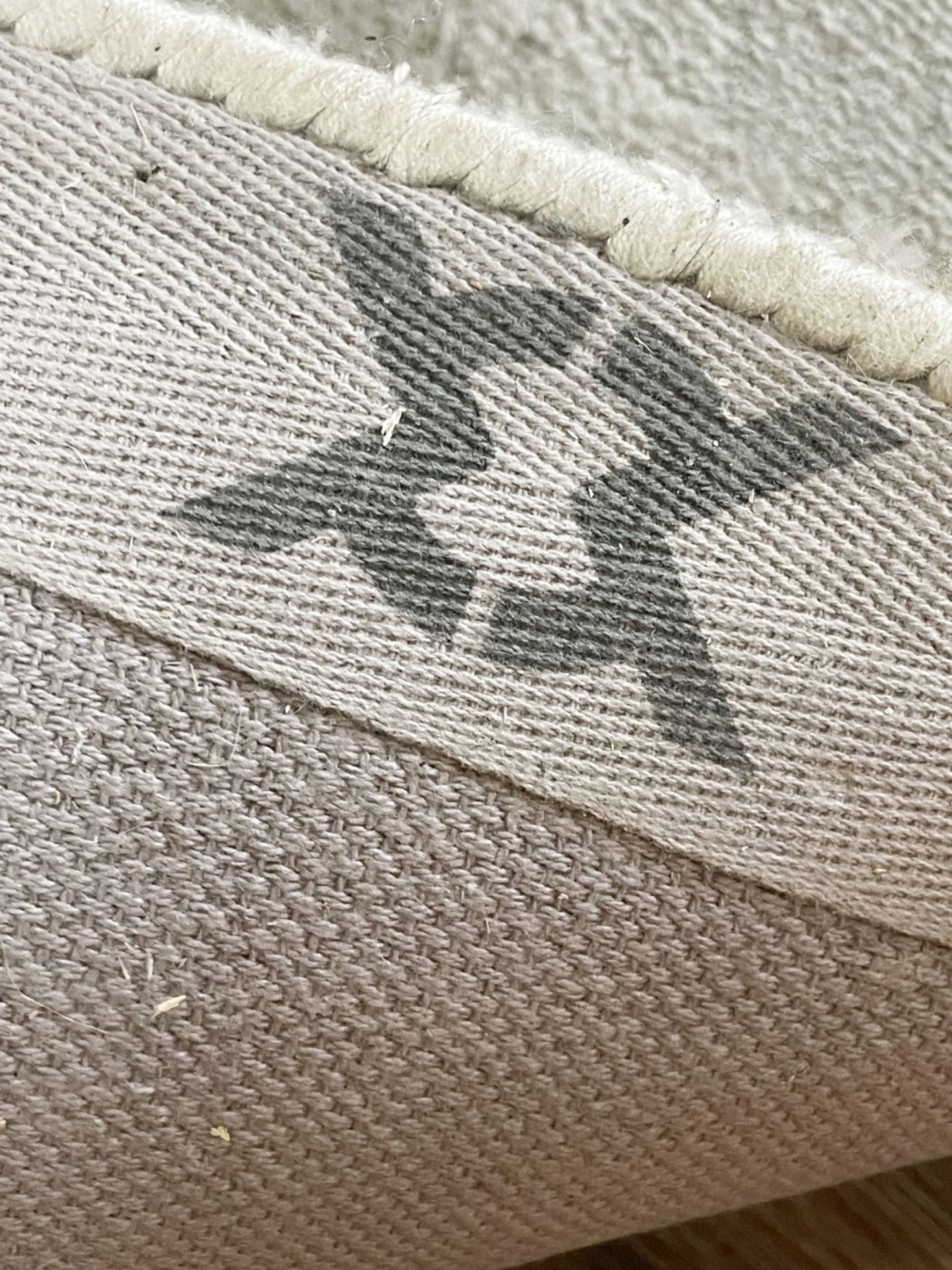 1 x Premium 3.4-Metre Long  Carpet Rug in a Light Neutral Tone - Recently Removed from a Luxury - Image 6 of 9