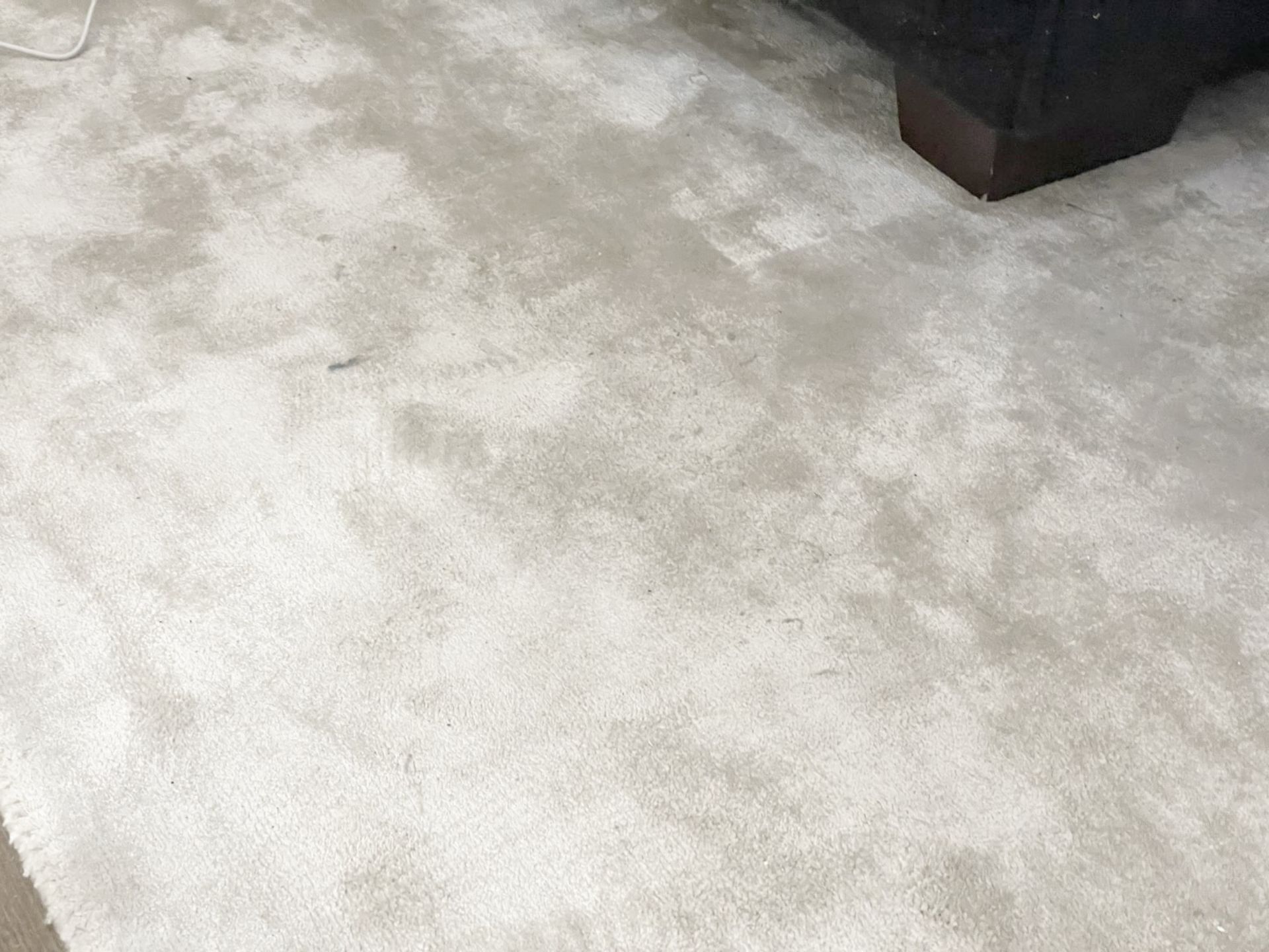 1 x Premium 3.4-Metre Long  Carpet Rug in a Light Neutral Tone - Recently Removed from a Luxury - Image 3 of 9