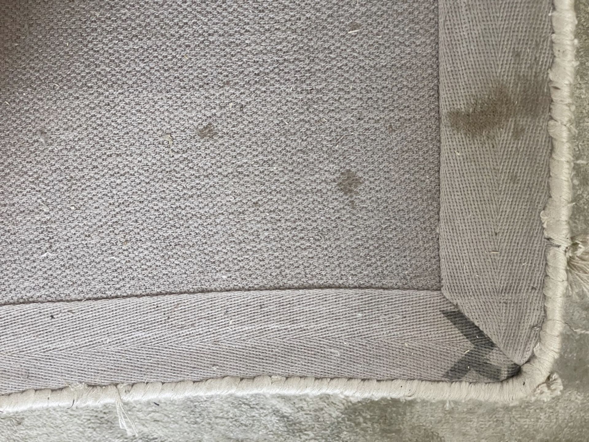 1 x Premium 3.4-Metre Long  Carpet Rug in a Light Neutral Tone - Recently Removed from a Luxury - Image 9 of 9