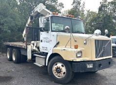 Volvo 16' Flat Bed Auto Diesel Truck - S/N 4VHJCABE1WN860515, w/ National N95 Knuckle Boom Crane