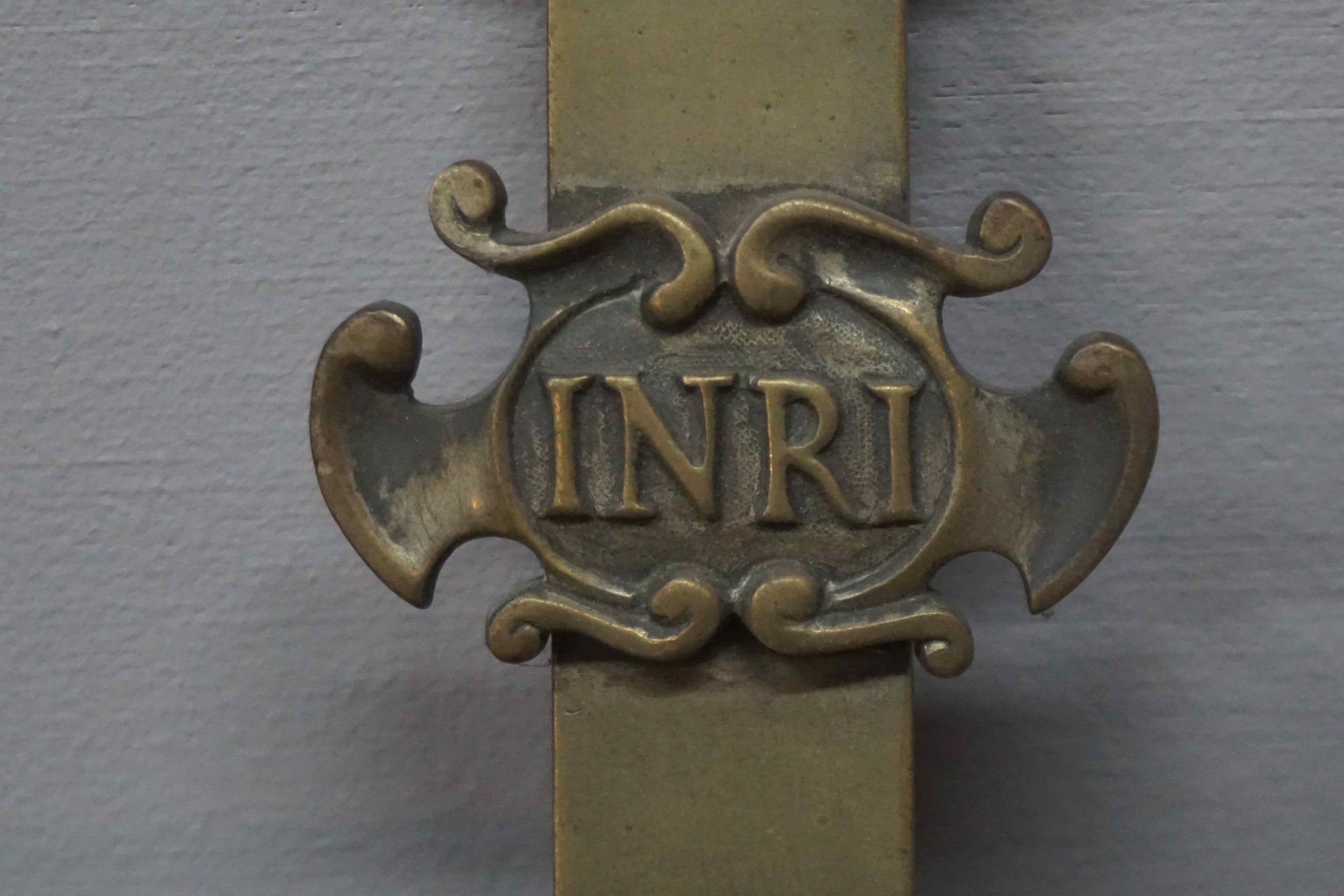 Very beautiful processional cross in bronze, at the top a plaque with ...