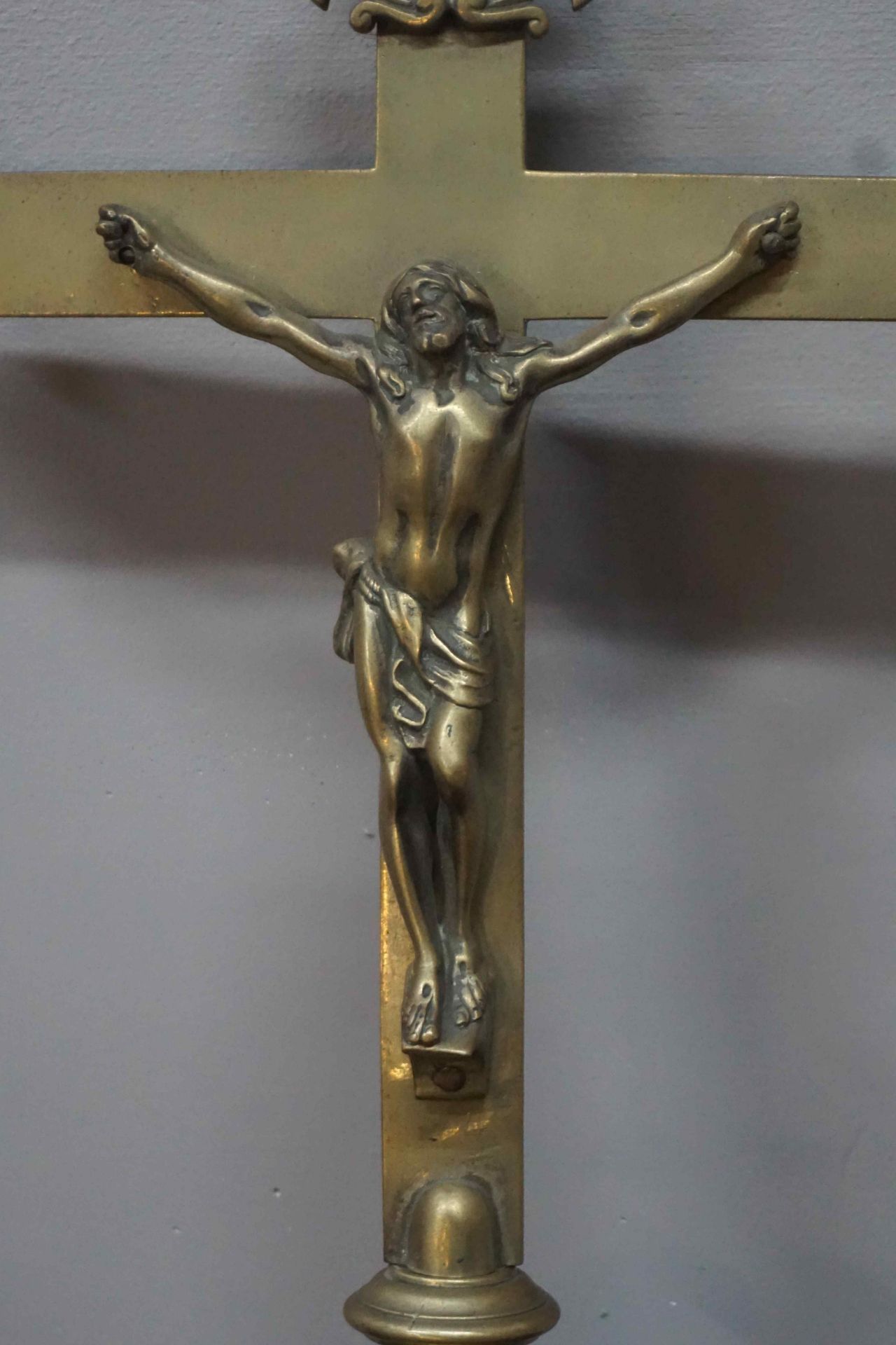 Very beautiful processional cross in bronze, at the top a plaque with ...