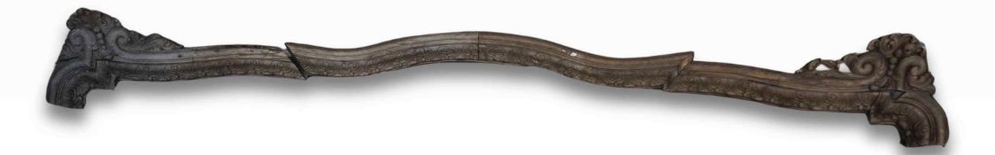 Monumental sculpted cornice/linteau in oak with heavy decorative moulding, 18th century L420