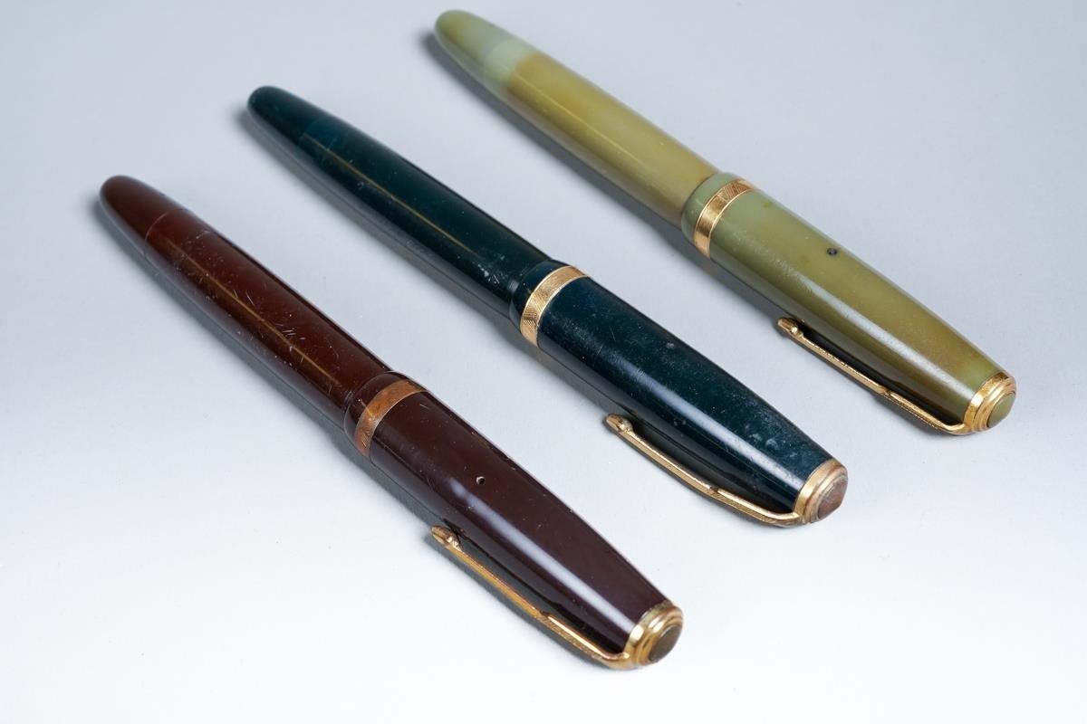 Three vintage Parker Duofold fountain pens in black, brown and burgundy ...
