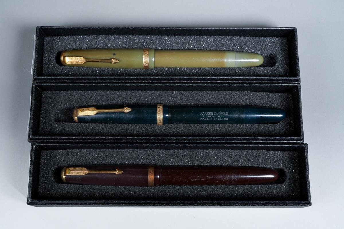 Three vintage Parker Duofold fountain pens in black, brown and burgundy ...
