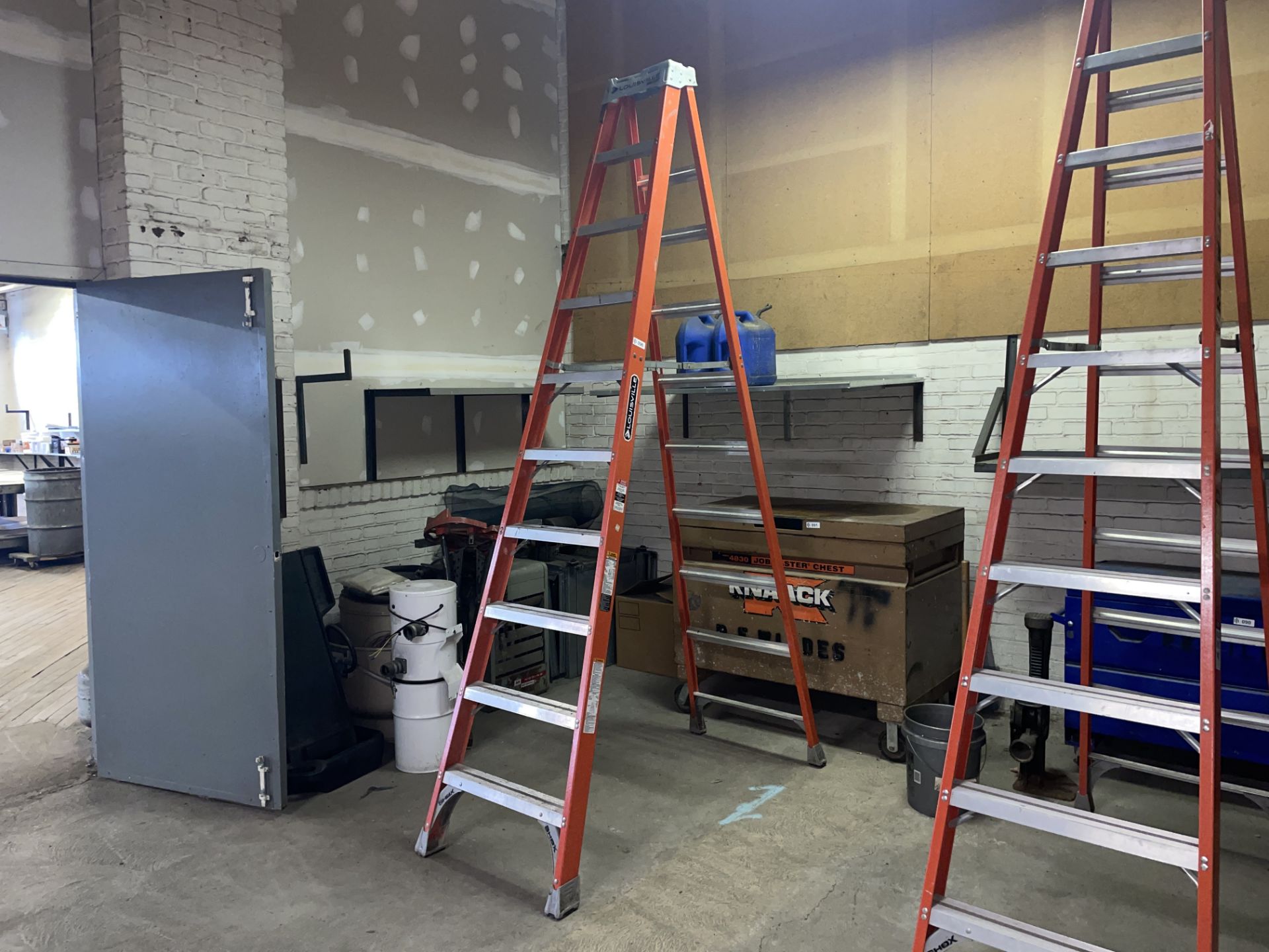 Louisville, Mdl. FS1510 10' Fiberglass Step Ladder, 300Lb Capacity