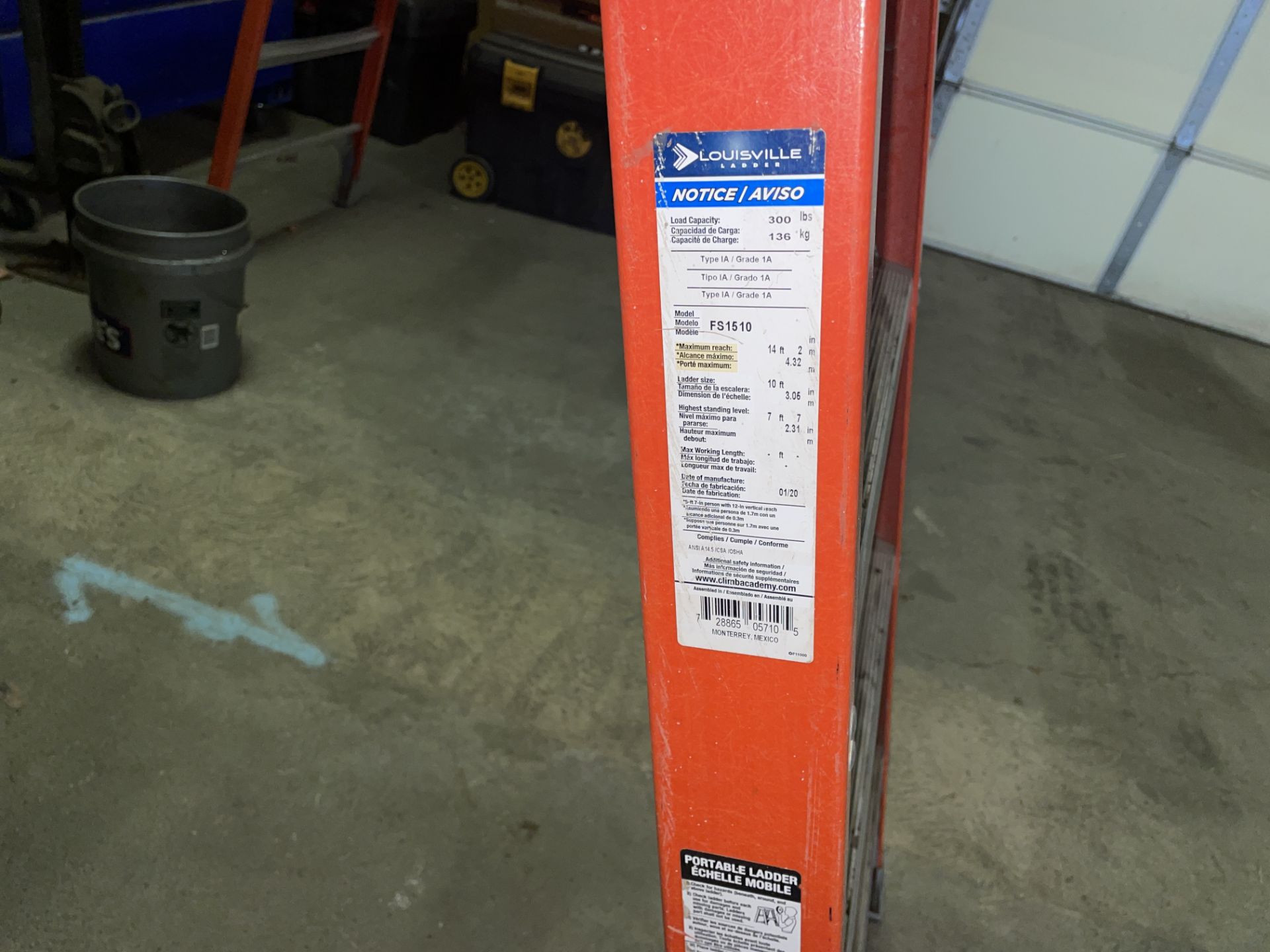 Louisville, Mdl. FS1510 10' Fiberglass Step Ladder, 300Lb Capacity