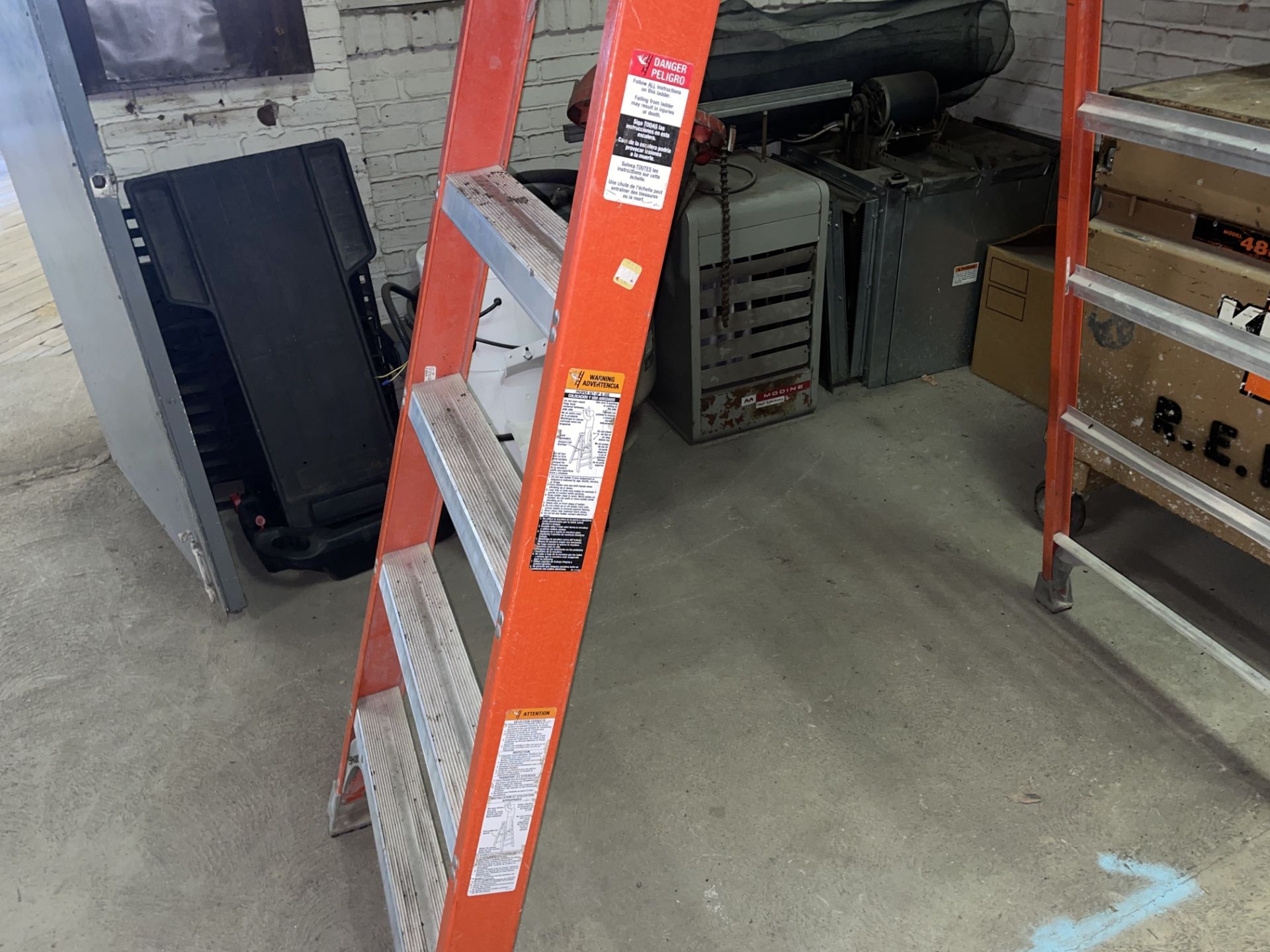 Louisville, Mdl. FS1510 10' Fiberglass Step Ladder, 300Lb Capacity
