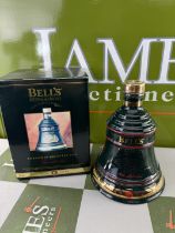 Bells Extra Special 8 Year Christmas Decanter 22 Carat Gold 1995
