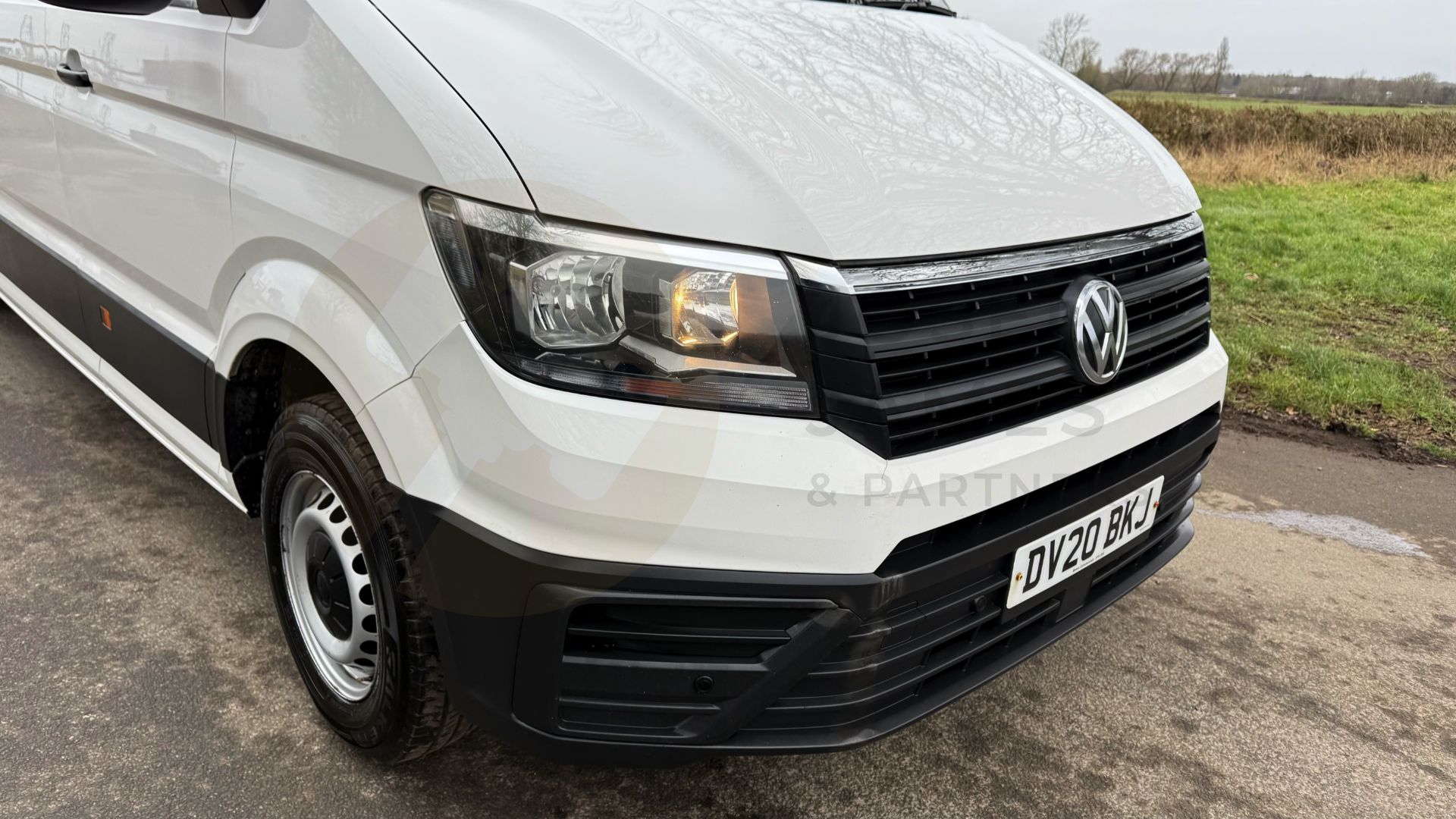 VOLKSWAGEN CRAFTER CR35 *TRENDLINE* LWB HI-ROOF (2020 - EURO 6) 2.0 TDI 'BLUEMOTION' *A/C & SAT NAV* - Image 15 of 39