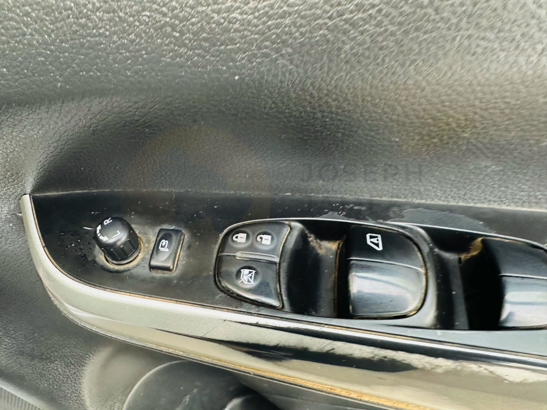 NISSAN NAVARA *TEKNA EDITION* DOUBLE CAB PICK-UP (2018 - EURO 6) 2.3 DCI - AUTOMATIC *HUGE SPEC* - Image 15 of 23