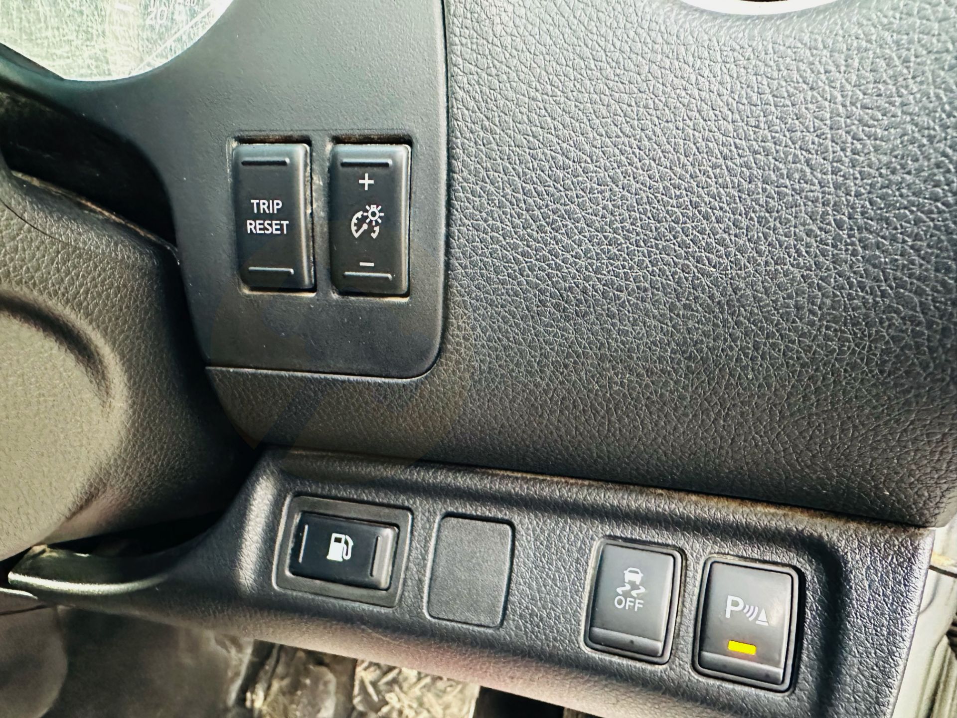 NISSAN NAVARA *TEKNA EDITION* DOUBLE CAB PICK-UP (2018 - EURO 6) 2.3 DCI - AUTOMATIC *HUGE SPEC* - Image 16 of 23