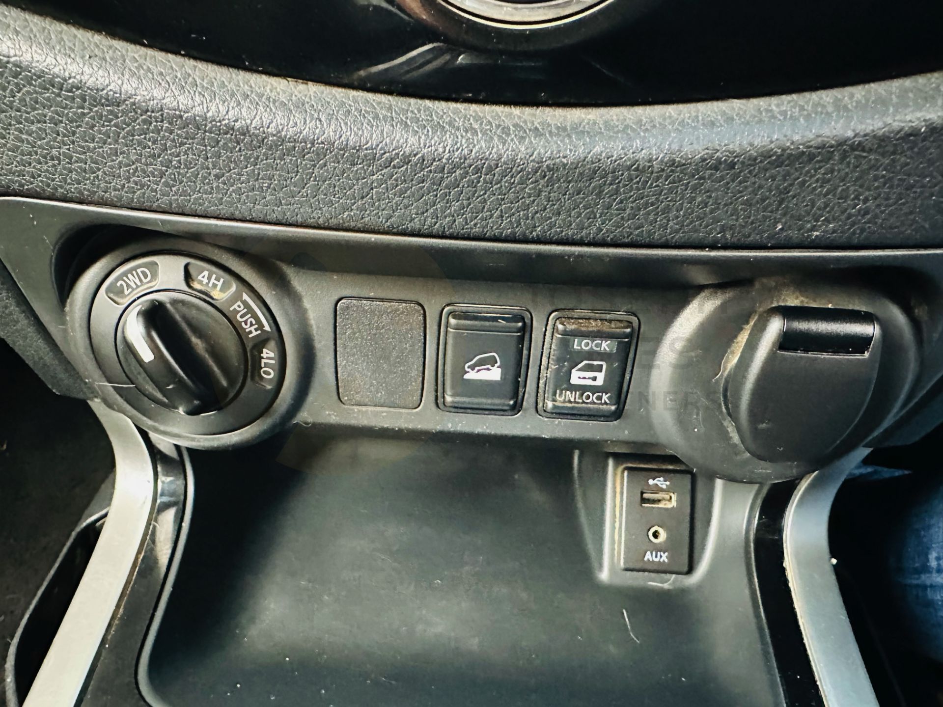 NISSAN NAVARA *TEKNA EDITION* DOUBLE CAB PICK-UP (2018 - EURO 6) 2.3 DCI - AUTOMATIC *HUGE SPEC* - Image 17 of 23