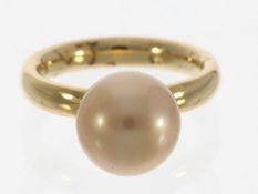 Ring: solider Goldschmiedering aus 18K Gold, Perle