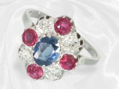 Ring: Außergewöhnlich gestalteter Goldschmiede-Blütenring mit Saphir-/Rubin- und Brillantbesatz, ca.