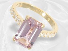 Neuwertiger Saphir/Brillant-Goldschmiedering, seltener pinker colourchange Saphir von ca. 4,2ct, 18K
