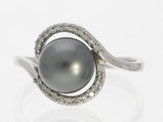 Ring: zierlicher, dekorativ gefertigter Brillantring mit feiner Perle, 18K Weißgold