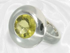 Ring: Moderner Designer-Goldschmiedering mit schönem Peridot, 18K Weißgold, Tamara Comolli