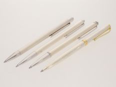 Vier unterschiedliche, hochwertige silberne Kugelschreiber, neuwertig und unbenutzt