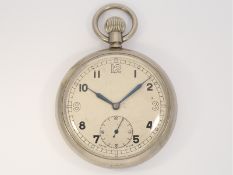 Taschenuhr: Militäruhr Revue Thommen, rückseitig britische Militärkennzeichnung, 2. WK