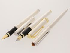 Drei hochwertige unbenutzte Schreibgeräte aus Silber, 2 Füller sowie ein Kugelschreiber