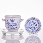 1 Übertopf, 1 Schälchen, 1 Kannenuntersetzer - Zwiebelmuster. Meissen 1888-1989.