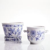 2 unterschiedliche Übertöpfe - Zwiebelmuster, Meissen, 1965/1971