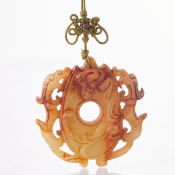 Stilvoll geschnitzter Jade-Anhänger