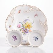 1 Durchbruchschale - Blumenbukett und zwei Schälchen - Blume. Nymphenburg 1895-1997.