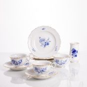 2 Gedecke, 2 Teile, 1 Vase - Blumenbukett mit Insekten. Meissen 1953-1957.