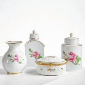 2 unterschiedliche Teedosen, 1 Tischvase, 1 Tabatiere - Rosendekor, Fürstenberger Porzellanmanufaktu