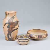 Vase mit Reiher und Blumen, Deckeldose und Schale mit geometrischem Muster - Lauritz Adolph Hjorth -