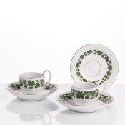 2 Tassen mit Schwanenhenkel und Untertasse, 1 Untertasse - Voller grüner Weinkranz / Weinlaub mit Go