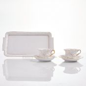 1 Königskuchenplatte - Reliefrand und 2 Mokkatassen mit Untertassen - B-Form. Meissen 1935-1965