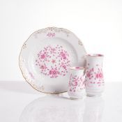 Zierteller und 2 unterschiedliche Vasen - Indische Malerei purpur, Staatliche Porzellan Manufaktur, 