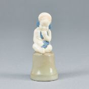 Putto mit Trauben - Ernst Riegel sog. Wohlfahrt-Steingut. Wächtersbach, um 1910.