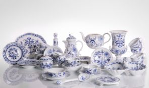 39 Kaffee- und Teeserviceteile mit Tischzier - Zwiebelmuster, Meissen, 20. Jahrhundert