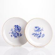 2 Teller mit glattem Rand - Blumenbukett mit Insekten und Goldgräsern. Meissen 1963.