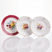 1 Speiseteller mit purpur Rand und 2 Speiseteller - Fruchtmalerei mit Insekten. Meissen 1850-1924 un
