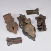 Konvolut antiker Eisenschlösser und Riegel