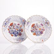 2 Durchbruchteller - Zwiebelmuster bunt. Meissen 1850-1888 und 1981.