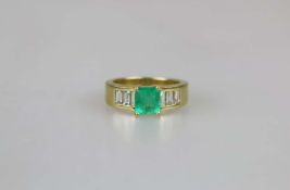 18K GG Ring mit grünem Farbstein und Diamanten