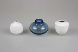 KPM, zwei kleine Vasen. Dazu WMF Glasvase.