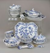 Meissen, Service-Teile, 62 Stück, Zwiebelmuster