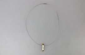 Zylinderförmiger Anhänger an Halsreif, 950er Paltin